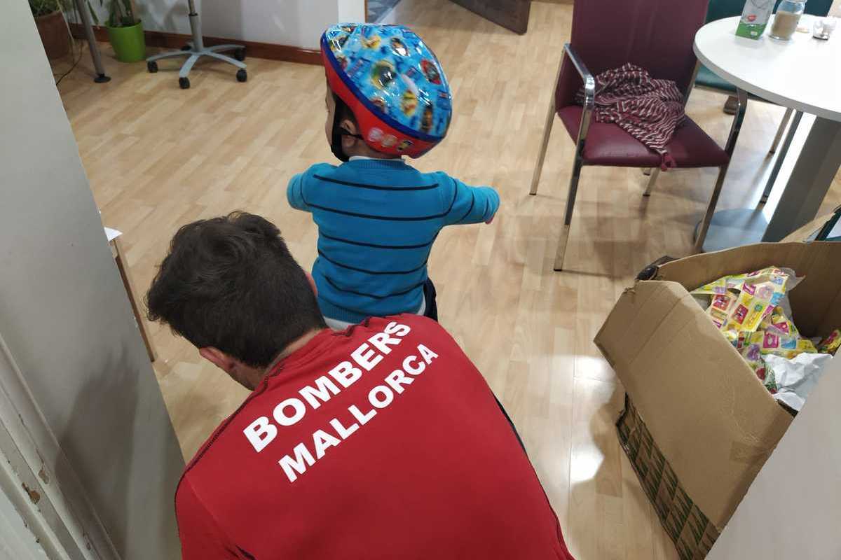 Entrega de regals per part dels Bombers de Mallorca a infants tutelats per l’IMAS.