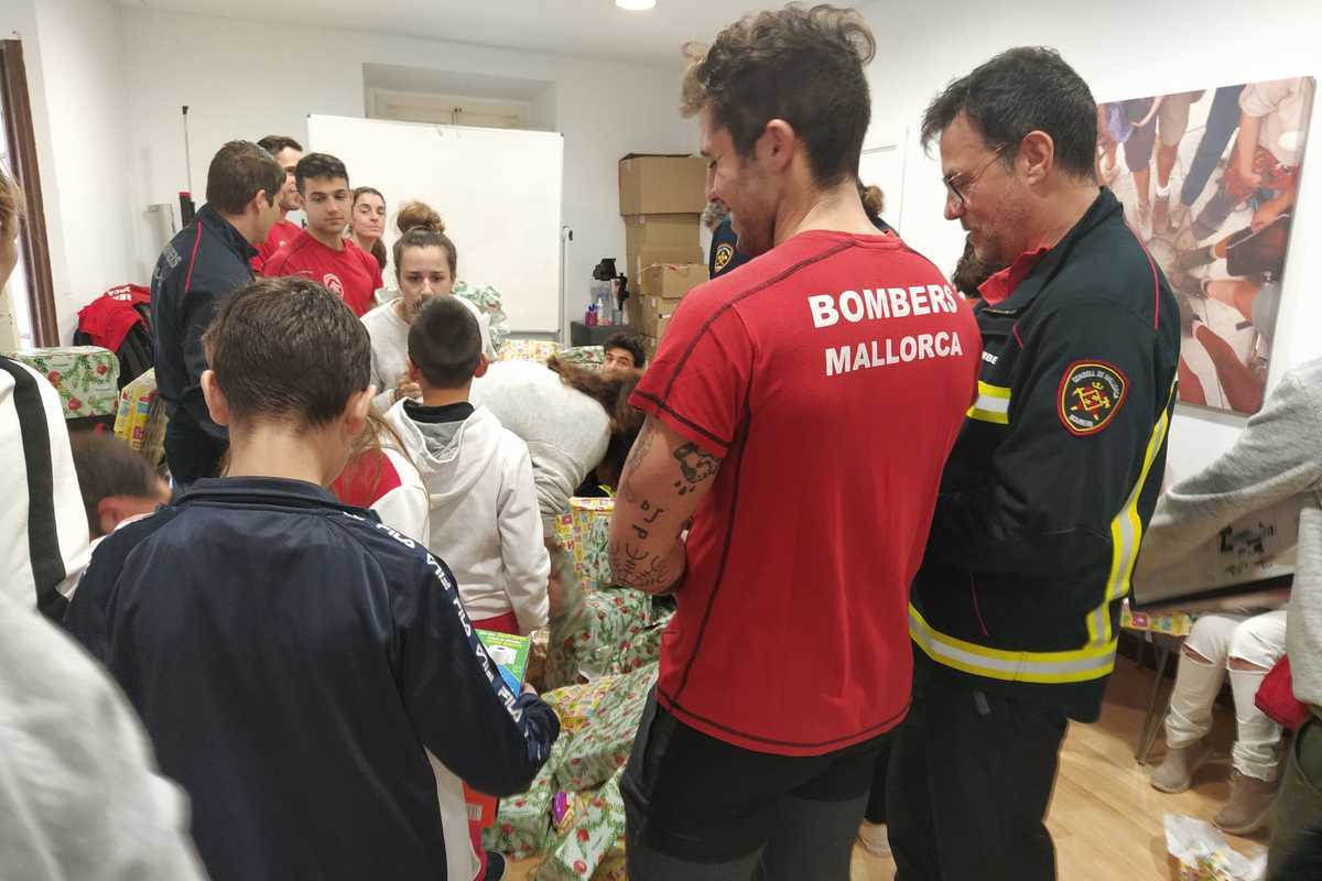 Entrega de regalos por parte de los Bombers de Mallorca a menores tutelados por el IMAS.