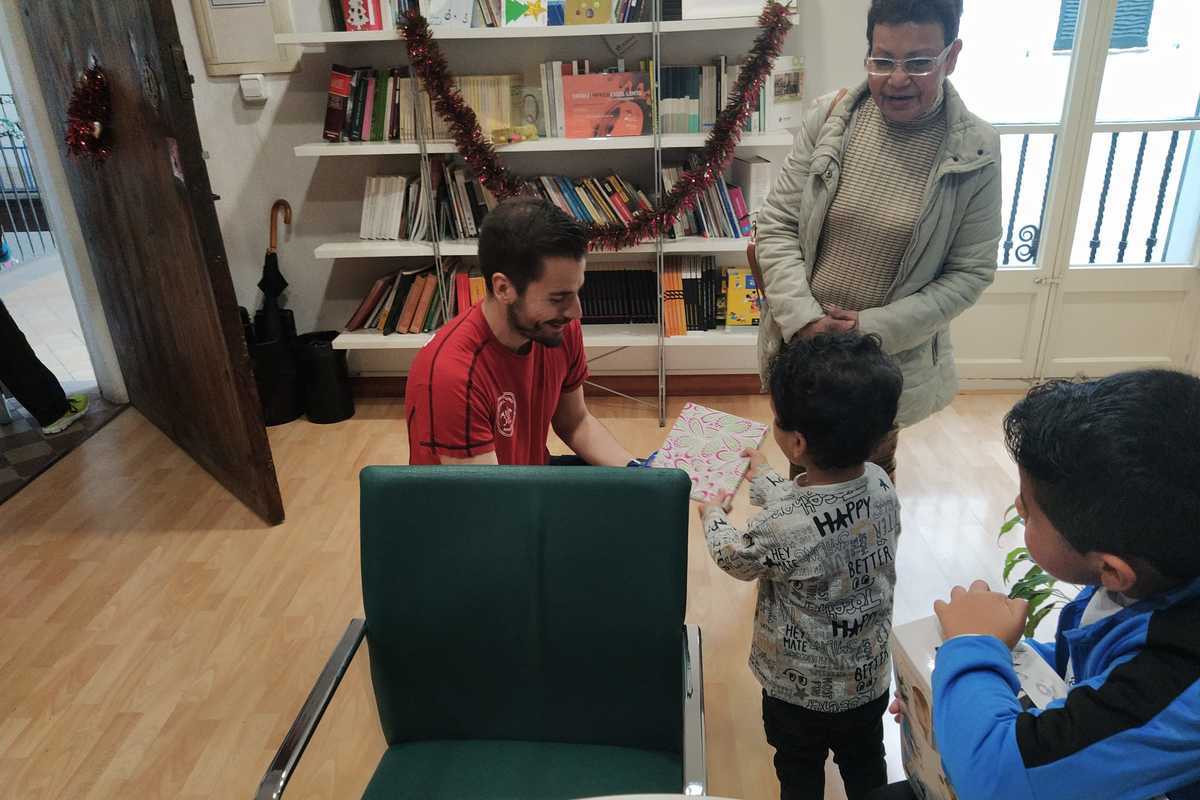 Entrega de regalos por parte de los Bombers de Mallorca a menores tutelados por el IMAS.