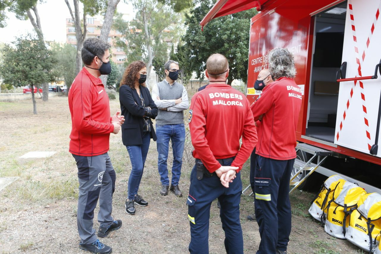 La presidenta del Consell de Mallorca, Catalina Cladera a la presentació dels nous membres de l’equip de rescat dels Bombers, novembre 2020