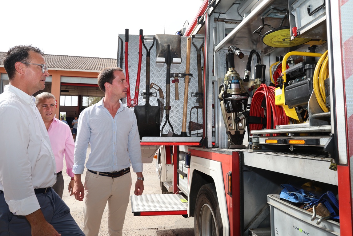 El president Galmés visita el parc de bombers.