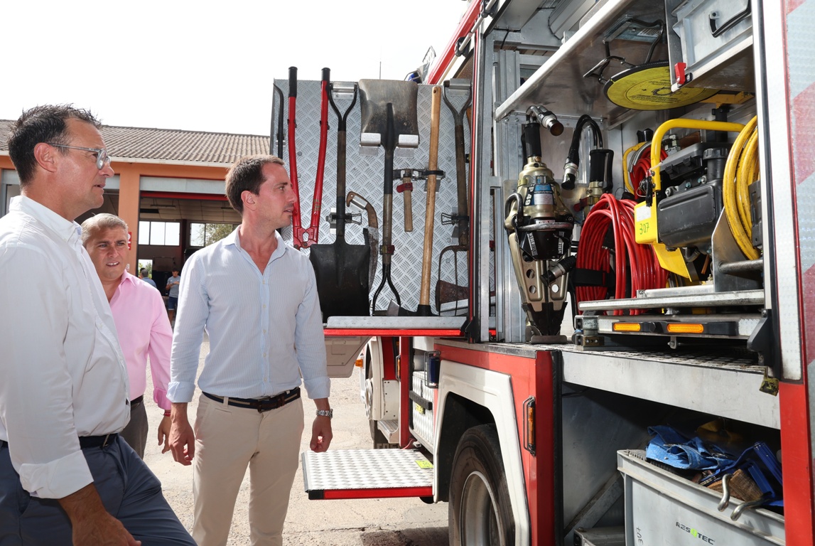 El President Galmés i la consellera d'Hisenda i Funció Pública visiten el parc de bombers