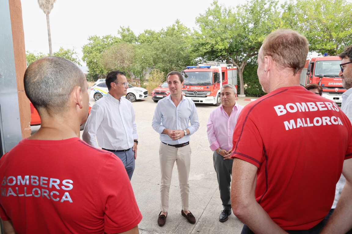 El president Galmés visita el parc de bombers.